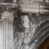 Su questi edifici appaiono infatti due medaglioni che mostrano un giovane viso maschile con corona di alloro...